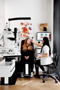 בדיקת ראייה לעדשות מגע ומשקפי ראייה אופטומטריסט מומחה בתל אביב